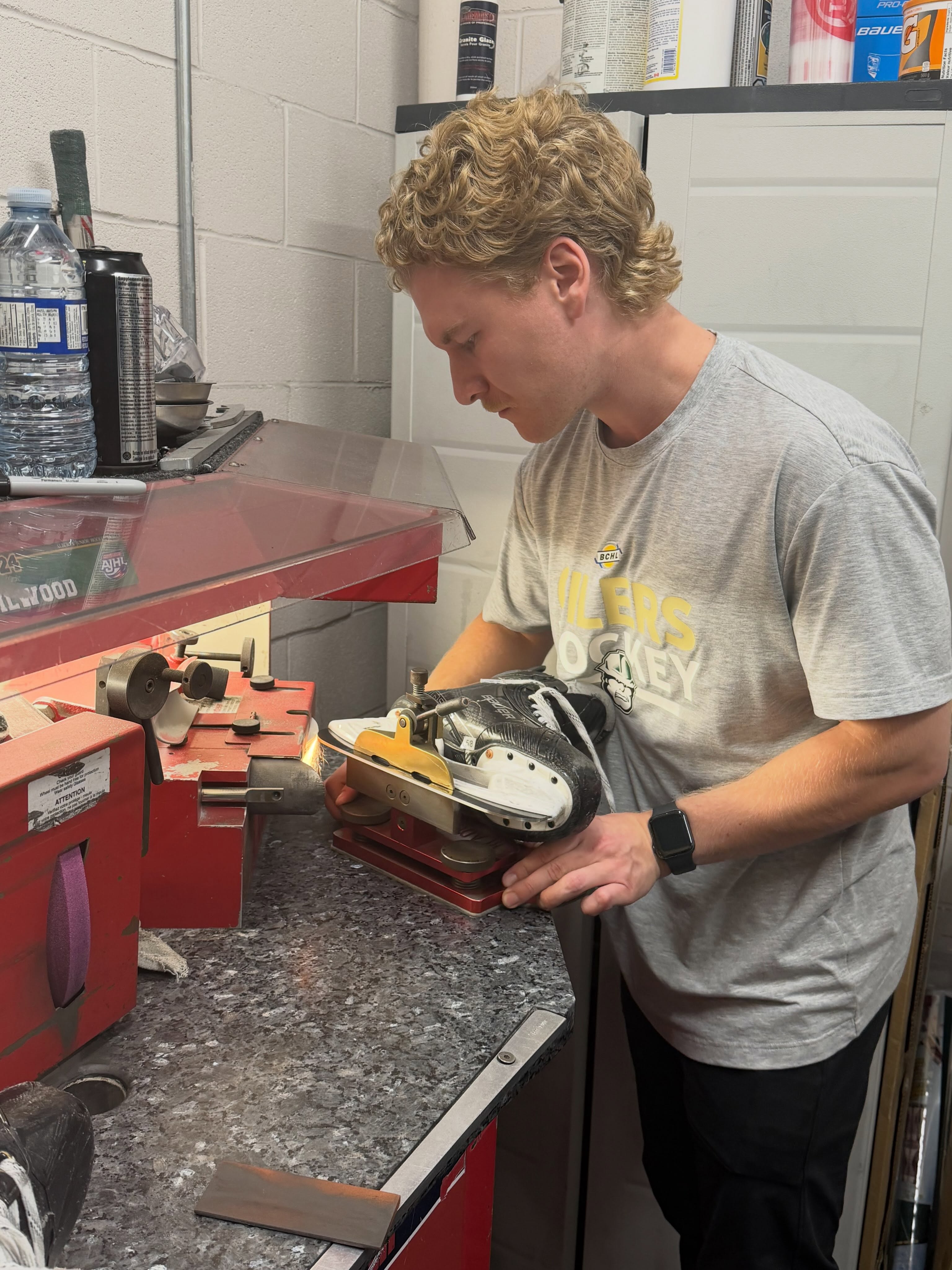 Morgan Hides getting the guys skates ready before tonight’s tilt with Nanaimo!

#OkotoksOilers #BCHL