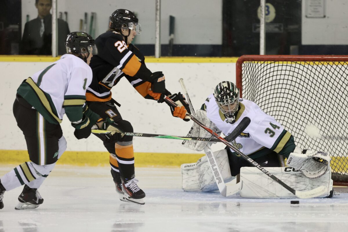 Ben Vatis getting across for a pad save against the Clippers (Garrett James/BCHL)