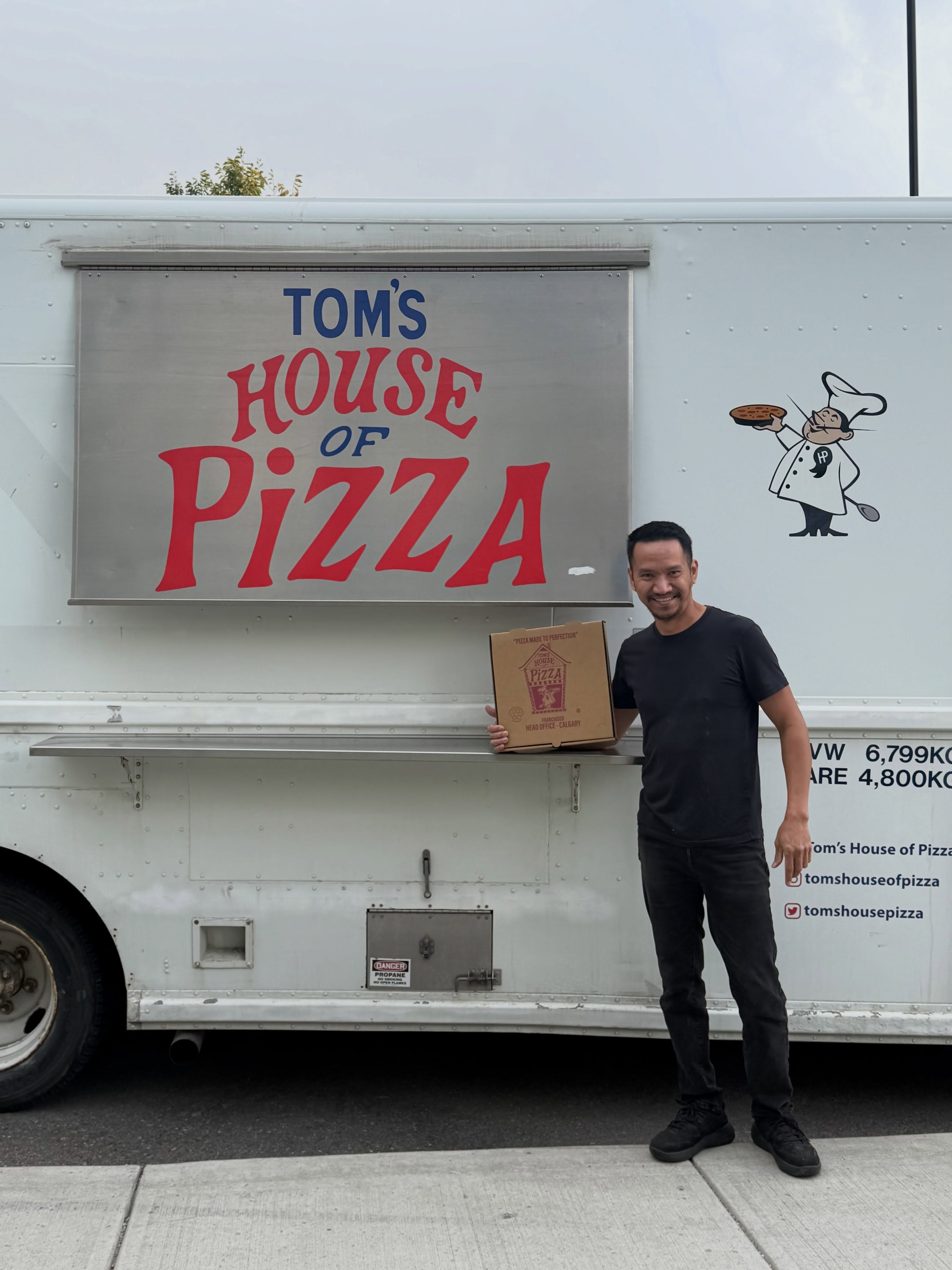 @tomshouseofpizza is here and is helping us get ready for our Home Opener!

They will be giving out 130 pizza’s with your choice of cheese or pepperoni!

It’s a first come, first serve, and only those with a ticket to tonight’s game can grab one of the 130 small pizzas.

#OkotoksOilers #BCHL