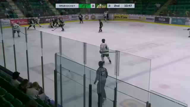 Patrik Kliment makes a wicked save!!! 

@bchockeyleague save of the year???? 👀👀👀

#BuiltAlbertaStrong | #BCHL

🎙️ @simonszy_pxp