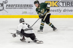 Michael Kowalski threading a pass through a Bulldogs legs earlier in the season. (Chad Goddard/Okotoks Oilers)