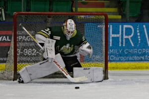 Justin Giguère tracking a puck while keeping in position. (Scott Savard/Okotoks Oilers)