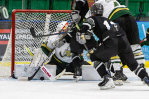 Justin Giguรจre stretching out for a right pad save. (Scott Savard/Okotoks Oilers)